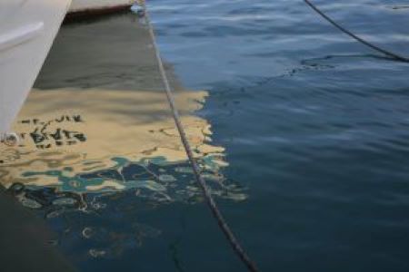 Reflejo de un barco en el agua en el puerto de Mar del Plata