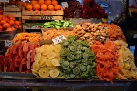 Primer plano de frutas abrillantadas en un mercado al aire libre en Padua